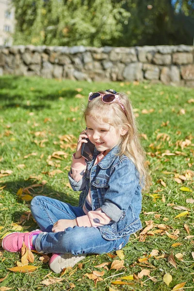 Κοριτσάκι Κινητό Τηλέφωνο Αυτή Κρατά Smartphone Συνεδρίαση Για Γρασίδι — Φωτογραφία Αρχείου