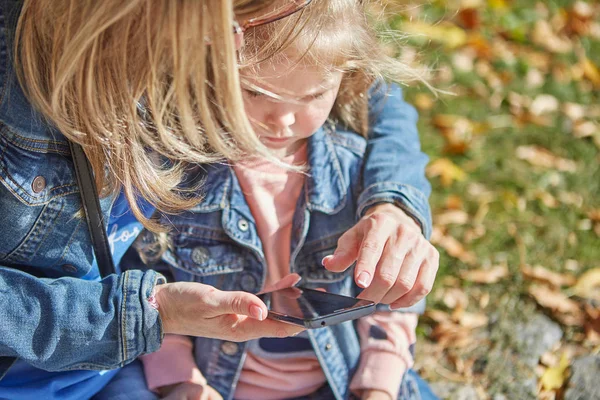 Mother Little Girl Mobile Phone Looking Smartphone Sitting Sunny Day — Stock Photo, Image