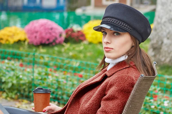 Beautiful Woman Autumn Park Enjoys Good Weather Coffee Silence — Stock Photo, Image