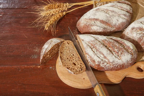 Sliced Loaf Bread Chopping Board — Stock Photo, Image