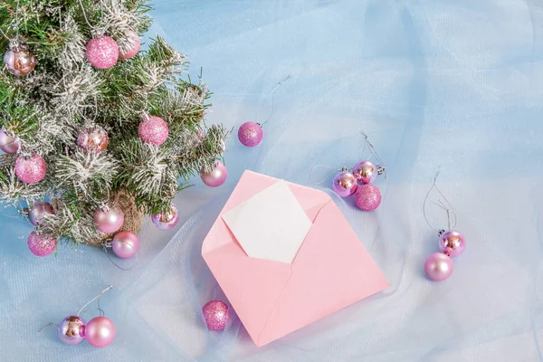 Christmas Holiday Achtergrond Opknoping Roze Kerstballen Kerstboom Nieuwjaar Achtergrond Decoratie — Stockfoto