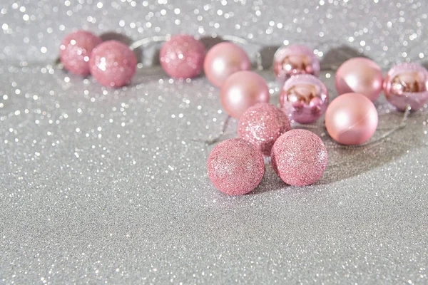 ボケ味のグレーの背景にピンクのクリスマス ボール — ストック写真