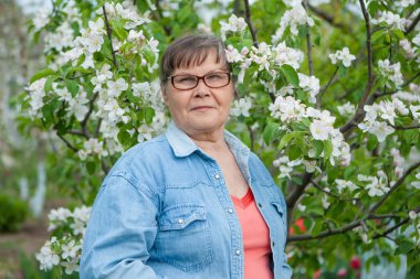 Bahçesindeki kadın