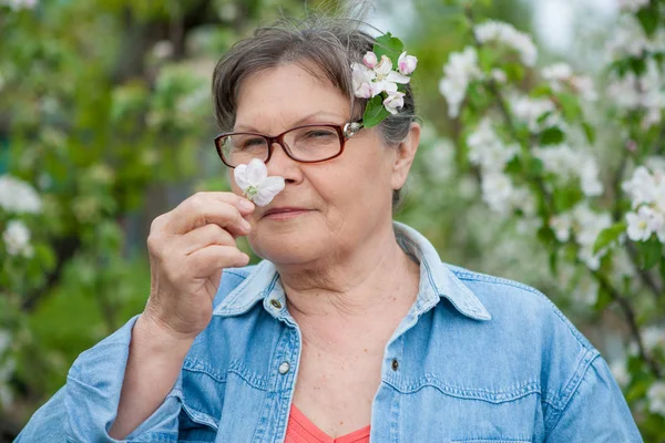 Donna nel suo giardino — Foto Stock