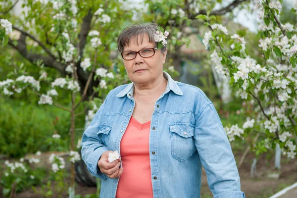 Donna nel suo giardino — Foto Stock