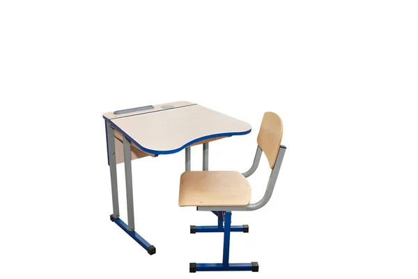 Ξύλινο γραφείο και καρέκλα που απομονώνονται σε λευκό — Φωτογραφία Αρχείου