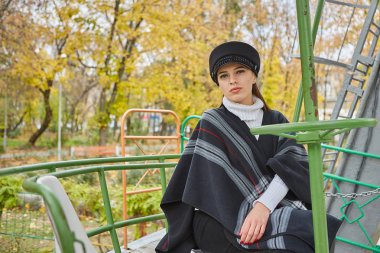 Sonbahar parkında güzel nazik kadın