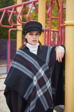 Sonbahar parkında güzel nazik kadın