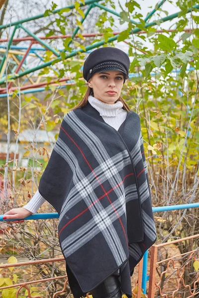 Beautiful gentle woman in the autumn park — Stock Photo, Image