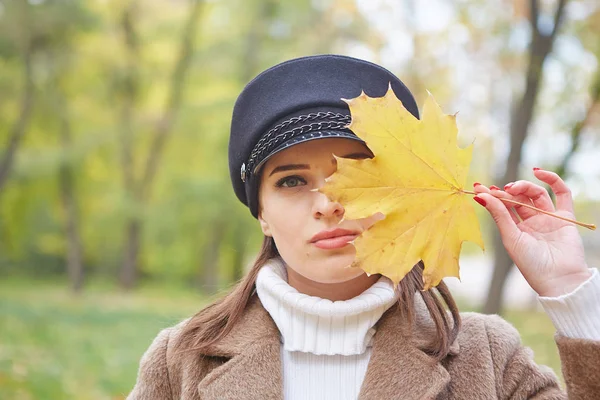 Gyönyörű szelíd nő az őszi parkban — Stock Fotó