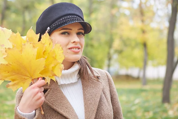 Beautiful gentle woman in the autumn park — Stock Photo, Image