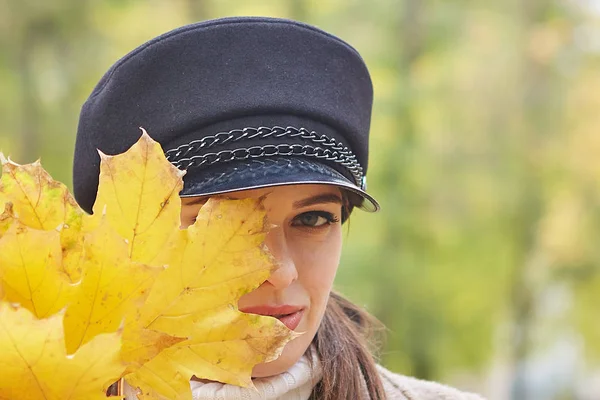 Belle femme douce dans le parc d'automne — Photo