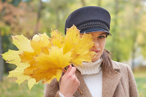 Schöne sanfte Frau im herbstlichen Park — Stockfoto