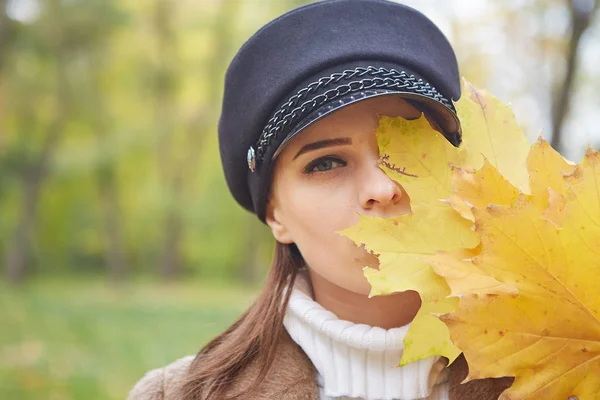 Beautiful gentle woman in the autumn park — Stock Photo, Image