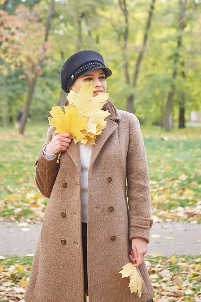 Belle femme douce dans le parc d'automne — Photo