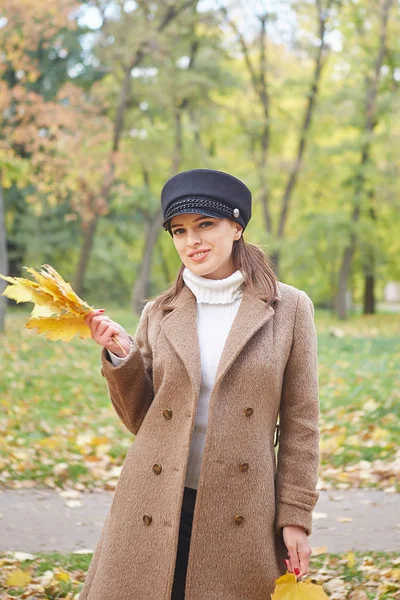 Beautiful gentle woman in the autumn park — Stock Photo, Image