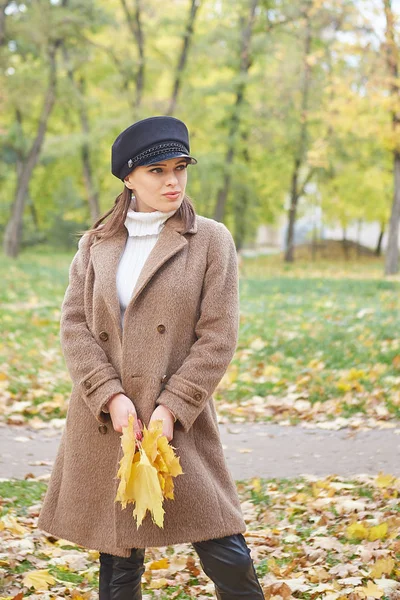 Beautiful gentle woman in the autumn park — Stock Photo, Image