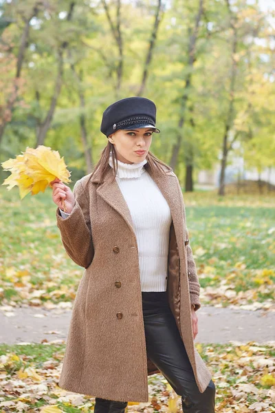 Beautiful gentle woman in the autumn park — Stock Photo, Image