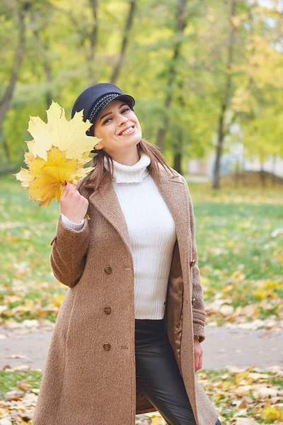 Beautiful gentle woman in the autumn park — Stock Photo, Image