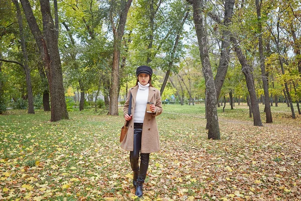 Bella donna nel parco autunnale con caffè — Foto Stock