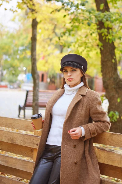 Belle femme dans le parc d'automne avec café — Photo