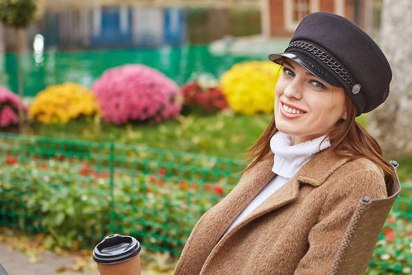Hermosa mujer en el parque de otoño con café — Foto de Stock