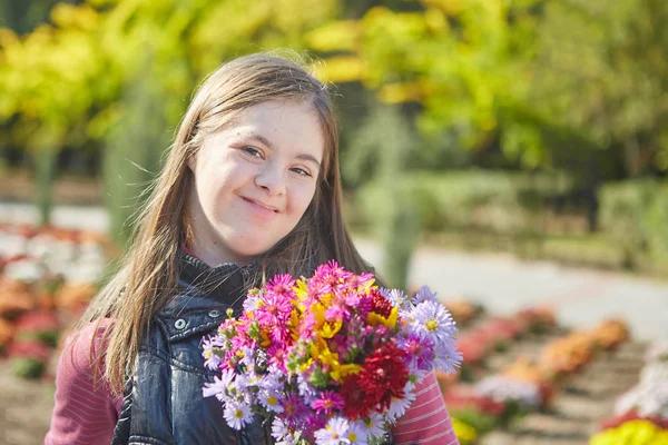 Ragazza con sindrome di Down nel parco autunnale . — Foto Stock