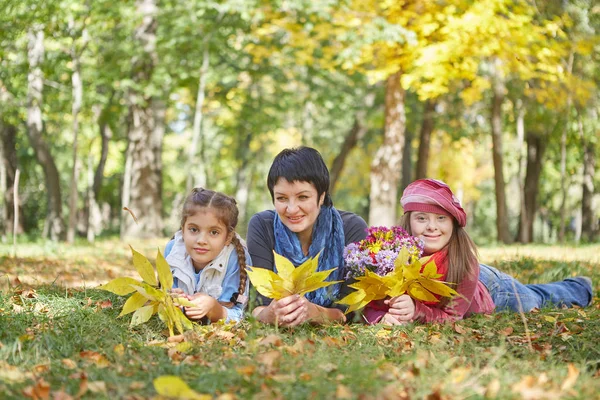 Una famiglia felice. Amare madre e due figlia — Foto Stock