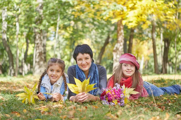 Familia feliz. Madre cariñosa y dos hijas — Foto de Stock