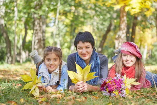 Glückliche Familie. liebevolle Mutter und zwei Töchter — Stockfoto