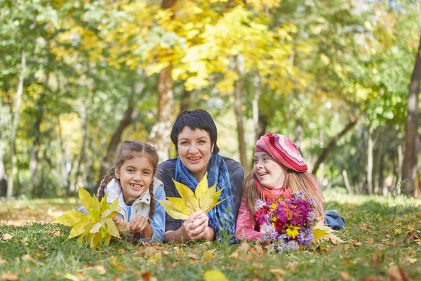 Glückliche Familie. liebevolle Mutter und zwei Töchter — Stockfoto
