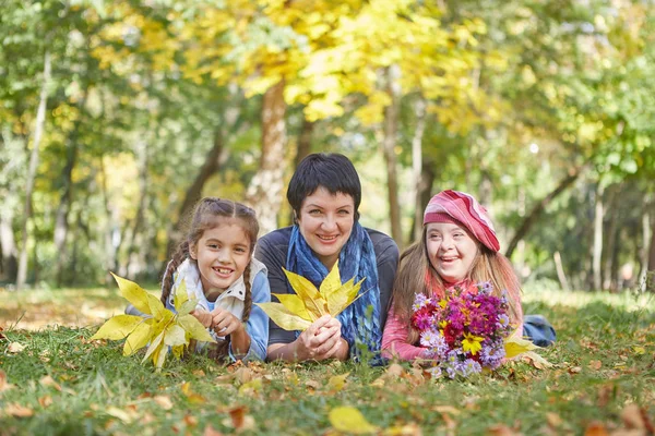 Familia feliz. Madre cariñosa y dos hijas — Foto de Stock