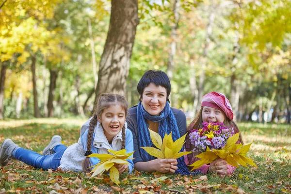Familia feliz. Madre cariñosa y dos hijas — Foto de Stock