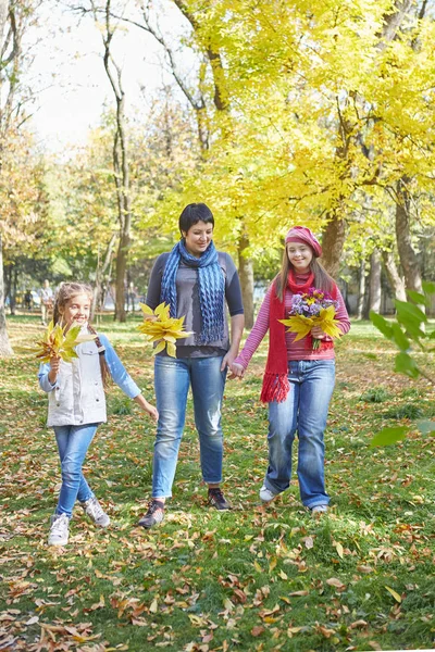 Familia feliz. Madre cariñosa y dos hijas — Foto de Stock