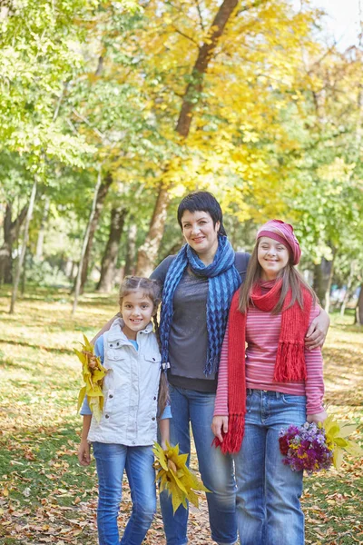 Bonne famille. Mère aimante et deux fille — Photo