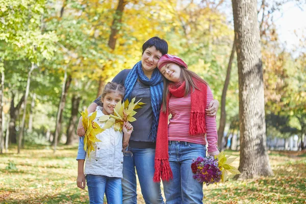 Familia feliz. Madre cariñosa y dos hijas — Foto de Stock