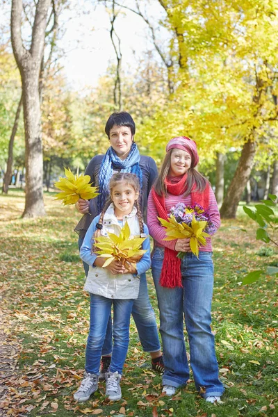 Bonne famille. Mère aimante et deux fille — Photo