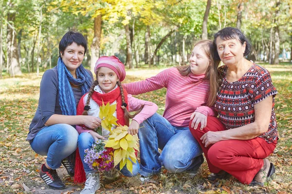 Mutlu bir aile. Sevgi dolu anne, büyükanne ve iki kızı — Stok fotoğraf