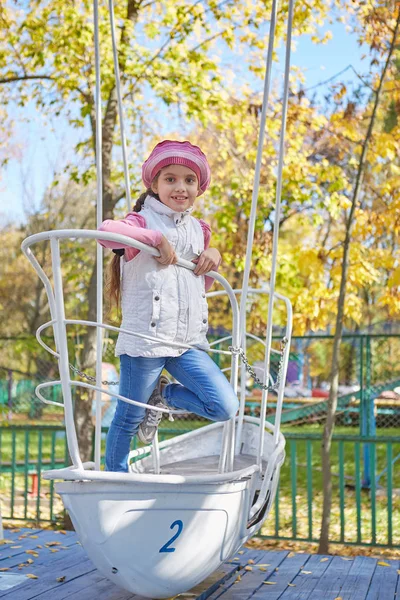 Beautiful happy girl in autumn park. — Stock Photo, Image
