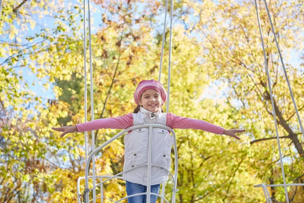 Krásná šťastná dívka v podzimním parku. — Stock fotografie