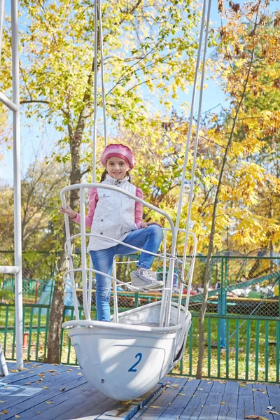 Beautiful happy girl in autumn park. — Stock Photo, Image