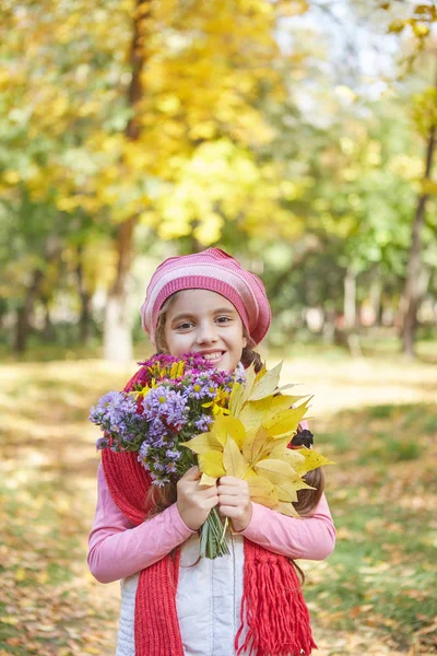 Menina feliz bonita no parque de outono — Fotografia de Stock