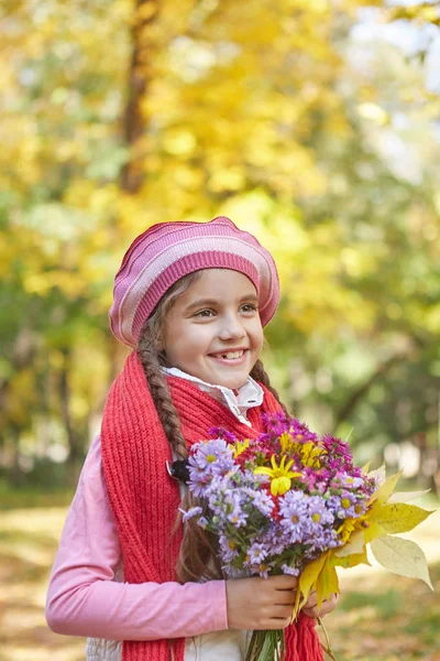 Hermosa chica feliz en el parque de otoño — Foto de Stock