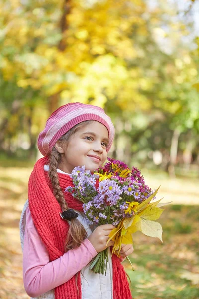 Menina feliz bonita no parque de outono — Fotografia de Stock