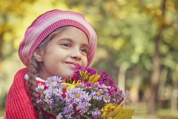 Piękna dziewczyna szczęśliwy w jesienny park — Zdjęcie stockowe