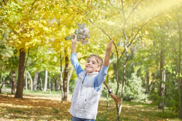 Hermosa chica feliz en el parque de otoño . — Foto de Stock