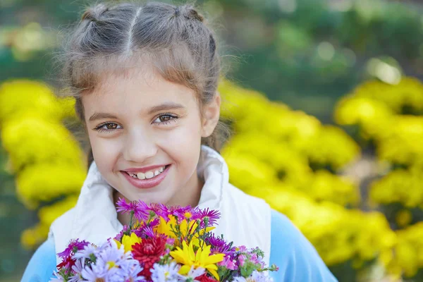 Menina feliz bonita no parque de outono — Fotografia de Stock