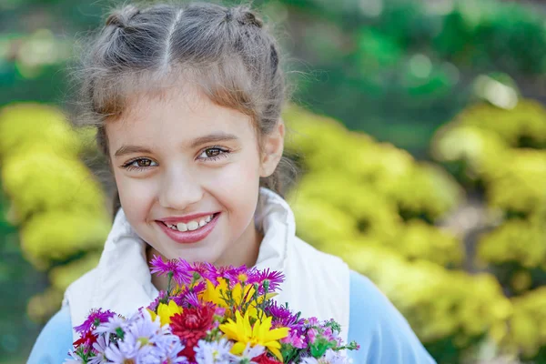 Menina feliz bonita no parque de outono — Fotografia de Stock