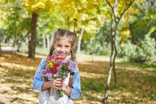 Hermosa chica feliz en el parque de otoño — Foto de Stock