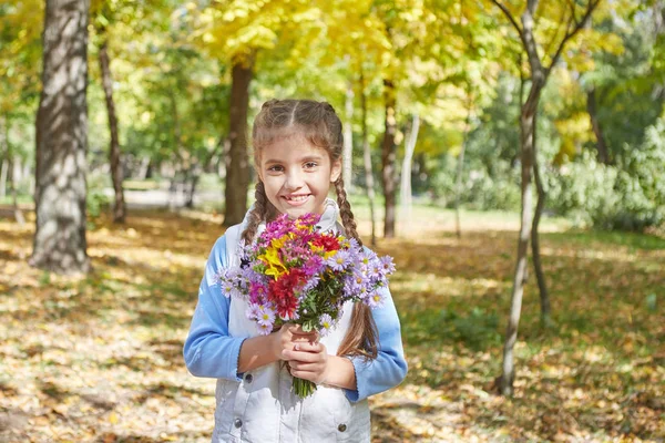 Mooi blij meisje in herfst park — Stockfoto